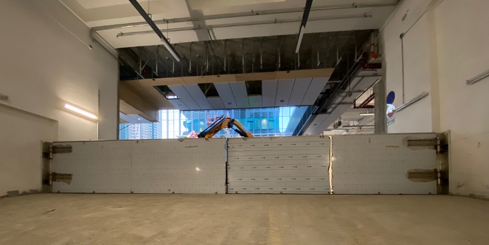 The swing door floodgates installed in the parking lot are significantly larger than ordinary floodgates.